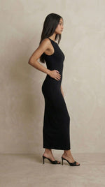 sleeveless black dress
