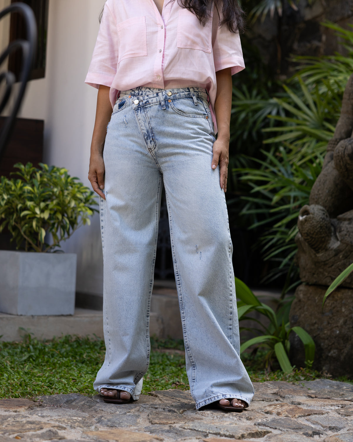 Twist closure jean