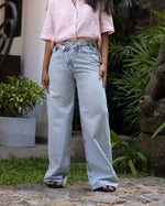 Twist closure jean