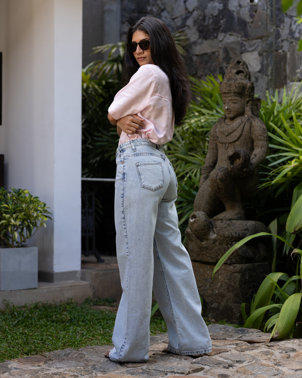 Twist closure jean